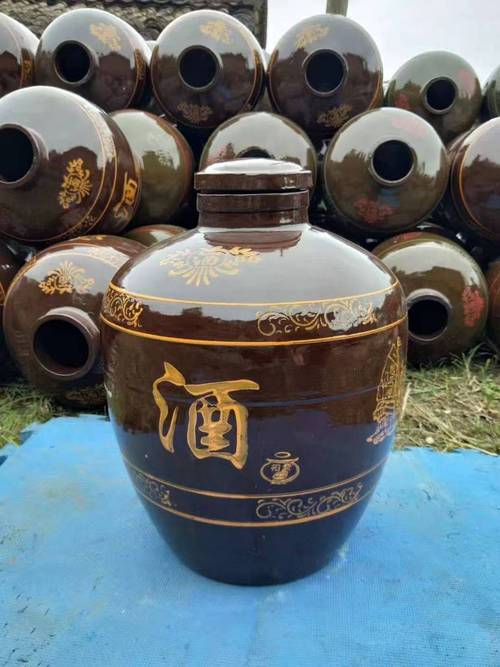 绿色土陶酒坛:日用陶瓷制品的新风尚与文化传承